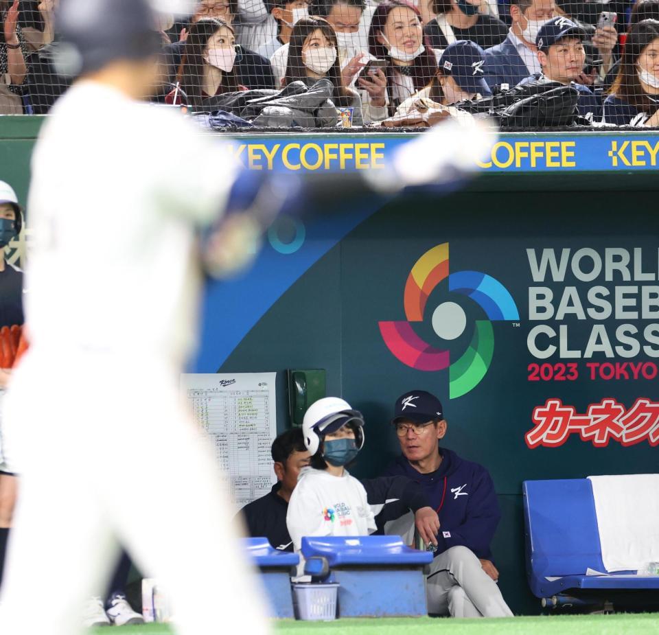 　打席に向かう大谷（手前）を力なく眺める韓国代表・李強喆監督＝１０日