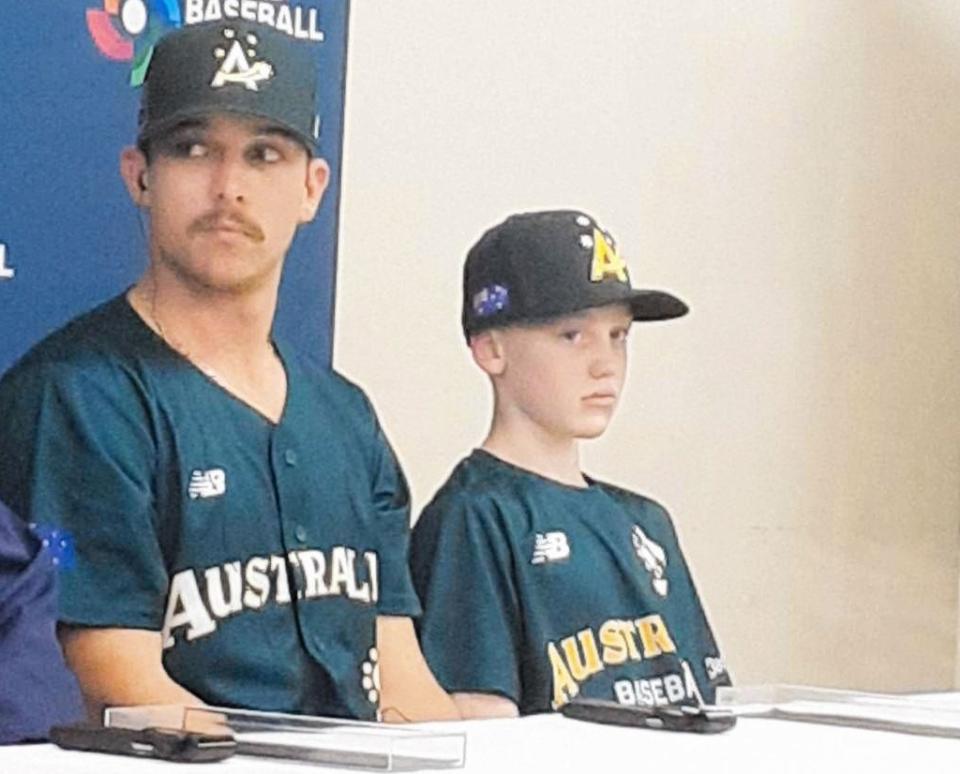 　会見場で緊張した面持ちのニルソン監督の息子・イーライくん