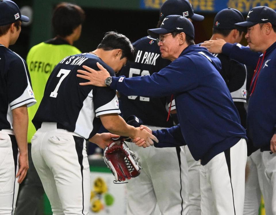 　キム・ハソンをねぎらうイ・ガンチョル監督（撮影・金田祐二）