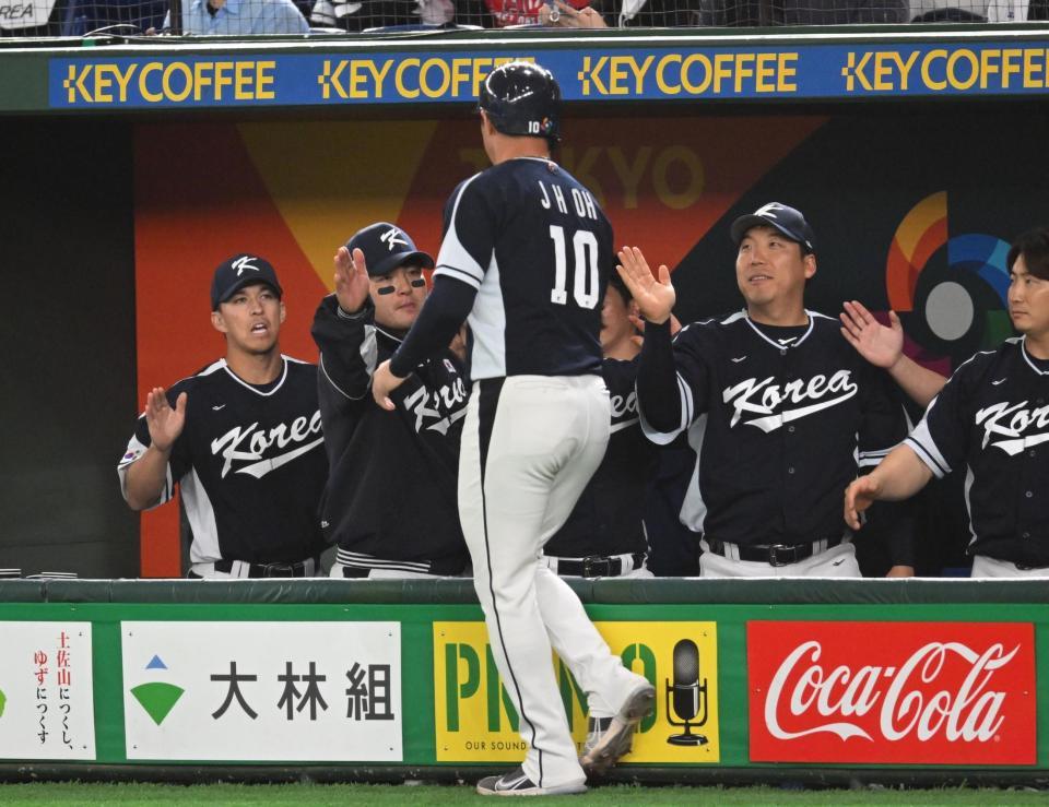 　３回、チェ・ジフンのスクイズで生還したオ・ジファンを迎えるトミー・エドマン（左端）ら韓国ナイン（撮影・金田祐二）