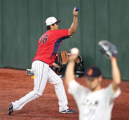　ダルビッシュ（手前）の前で投げる大谷（撮影・吉澤敬太）