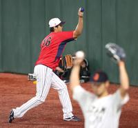 　ダルビッシュ（手前）の前で投げる大谷（撮影・吉澤敬太）