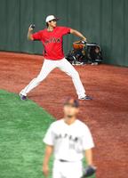 　ダルビッシュ（手前）の前で投げる大谷（撮影・吉澤敬太）