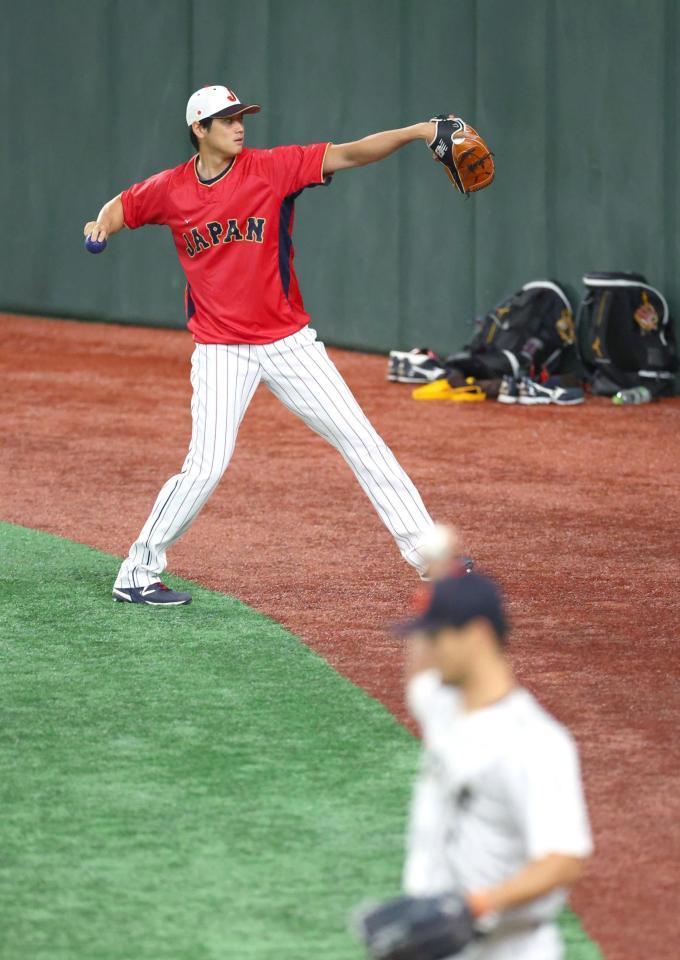 　練習する大谷（奥）とダルビッシュ（撮影・吉澤敬太）