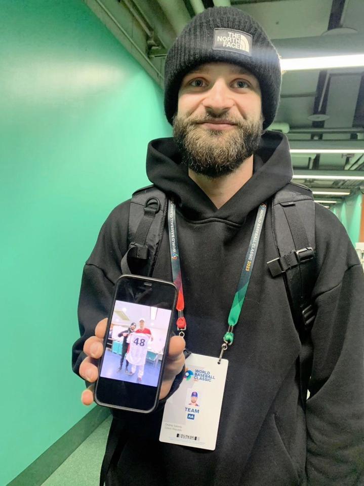 　大谷との２ショットを見せ、笑顔を浮かべるチェコ代表のサトリア