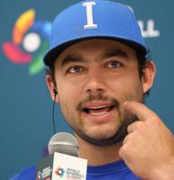 　会見で自身のヒゲを指さすフレッチャー（撮影・吉澤敬太）