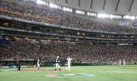 　３回、大谷（中央）が申告敬遠され、大ブーイングがおこる東京ドーム=１０日