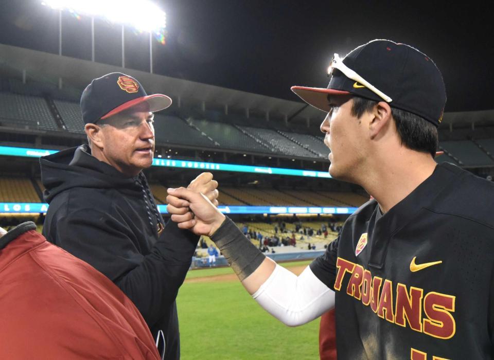 　試合に勝利しハブス監督（左）とグータッチを交わすヌートバー＝２０１７年（南カリフォルニア大提供）