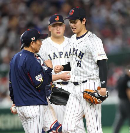 　５回、栗山監督（左）とタッチを交わしマウンドを降りる大谷（撮影・吉澤敬太）