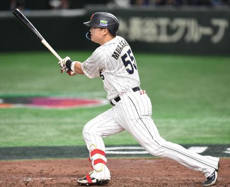 　５回、適時打を放つ村上（撮影・棚橋慶太）