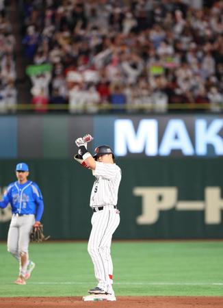 　５回、２点二塁打を放ち、塁上でペッパーミル・パフォーマンスを見せる村上（撮影・吉澤敬太）