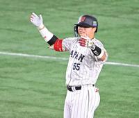 　５回、適時二塁打を放ち両手を挙げて喜ぶ村上（撮影・堀内翔）