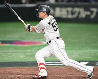 　５回、適時打を放つ村上（撮影・棚橋慶太）