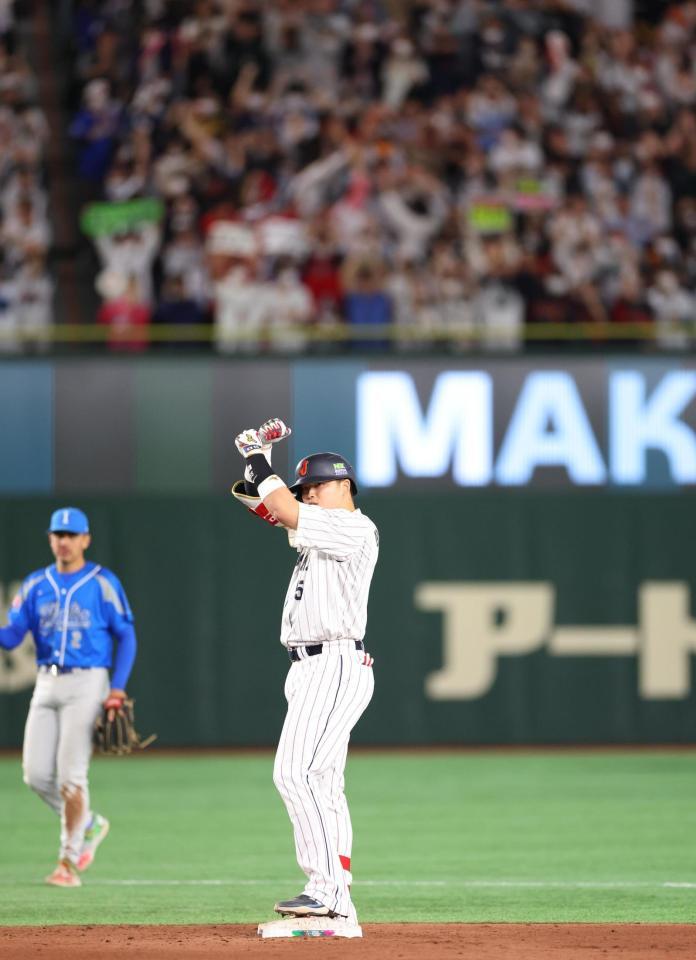 　５回、２点二塁打を放ち、塁上でペッパーミル・パフォーマンスを見せる村上（撮影・吉澤敬太）