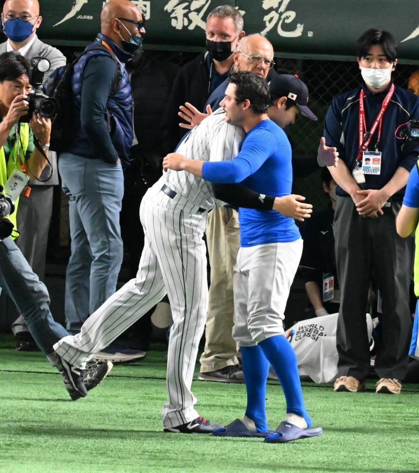 　健闘をたたえ合う大谷とダビッド・フレッチャー（撮影・金田祐二）