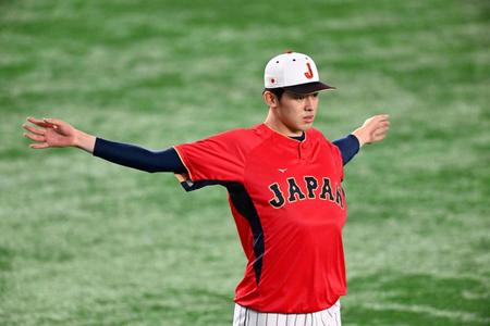 　調整する佐々木朗（撮影・金田祐二）