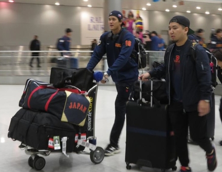 　チェコ代表の帽子をかぶってマイアミ国際空港に降り立った大谷（撮影・小林信行）