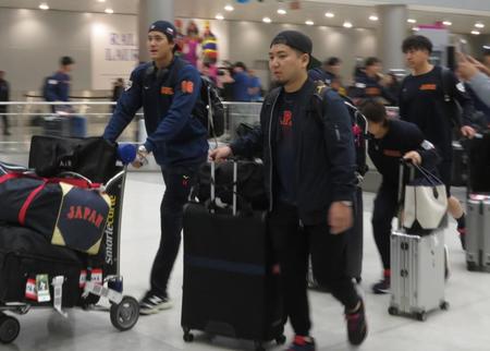 　チェコ代表の帽子をかぶってマイアミ国際空港に降り立った大谷（撮影・小林信行）