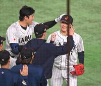 　５回途中から好リリーフを見せて大谷（左）に頭をなでられる伊藤（撮影・堀内翔）