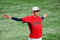 　調整する佐々木朗（撮影・金田祐二）