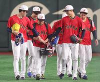 　仲良く荷物を持つ（前列左から）佐々木朗、宮城、高橋宏（撮影・吉澤敬太）