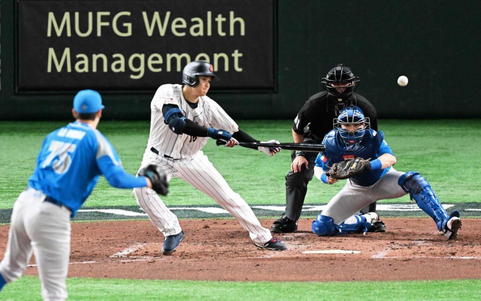 　３回、セーフティーバントをきめる大谷（撮影・金田祐二）