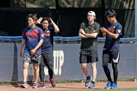 　球場内を歩いて軽く調整するＷＢＣ日本代表の（左から）山本由伸、宮城大弥、佐々木朗希、高橋宏斗＝１７日、マイアミ（共同）