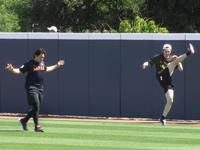 　宮城と並んでウォームアップをする佐々木（撮影・小林信行）