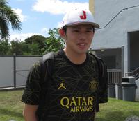 　練習後の取材で笑顔を見せる佐々木（撮影・小林信行）