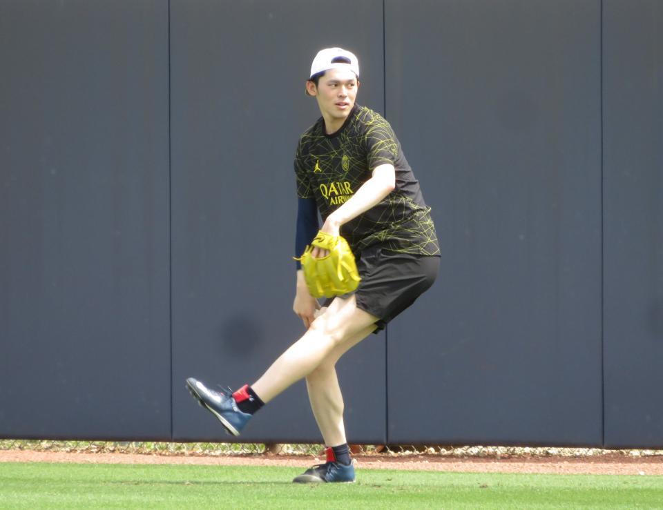 　キャッチボールをする佐々木（撮影・小林信行）