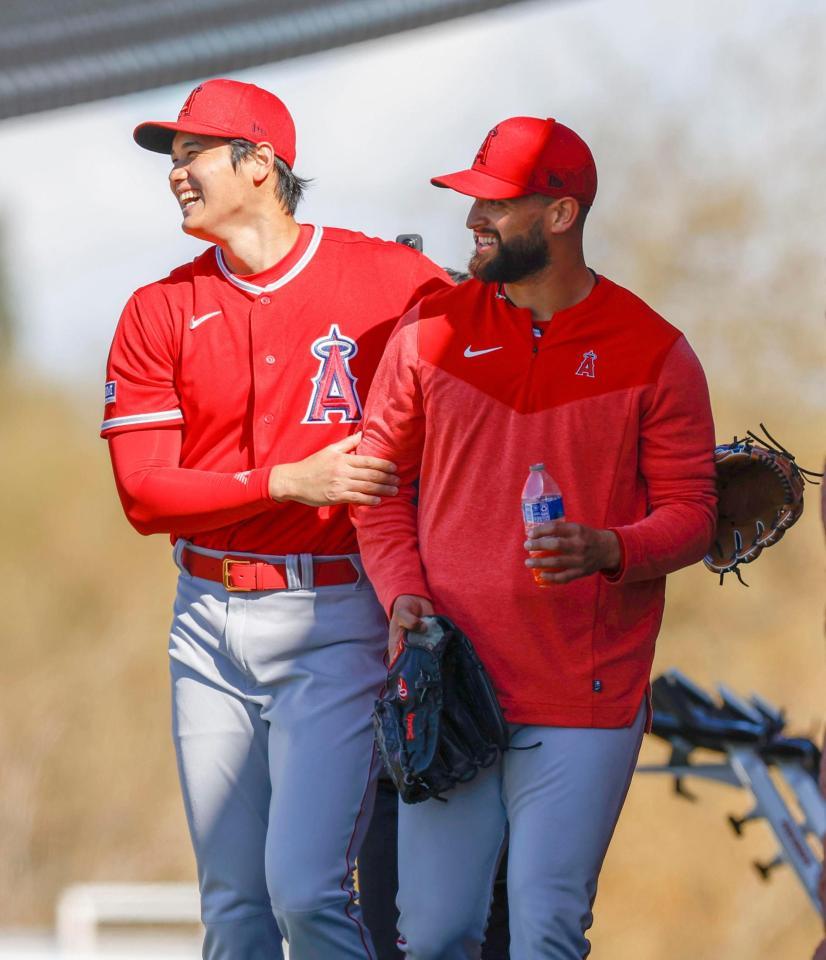 　２月のエンゼルスのキャンプで笑顔で話す大谷（左）とサンドバル（共同）