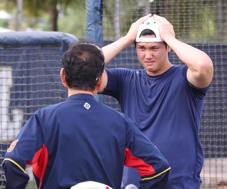 　栗山監督（手前）と話し込む大谷（撮影・吉澤敬太）