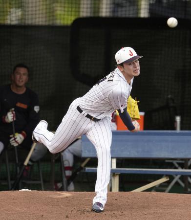 　ブルペンで投球練習する佐々木朗＝マイアミ（共同）