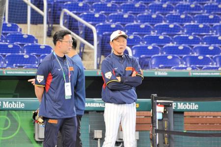 　前日練習が始まり、グラウンドを見つめる栗山監督