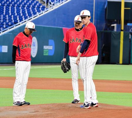 　前日練習が始まり、マウンドの感触を確認する佐々木朗