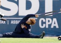 　ストレッチする吉田（共同）