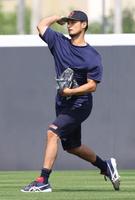 　温かい気候の中、キャッチボールするダルビッシュ（撮影・吉澤敬太）