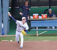 　（右から）大谷、ヌートバーの前で力投する佐々木朗（撮影・吉澤敬太）