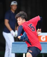 　大谷（奥）の前でブルペン投球する大勢（撮影・吉澤敬太）