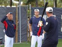 　大谷（中央）と話し合っている時にやってきたヌートバー（右）に敬礼する栗山監督（撮影・吉澤敬太）