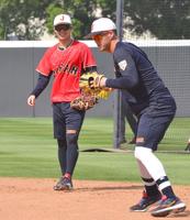 　ヌートバー（手前）と一緒にセカンドでノックを受ける中野（撮影・田中政行）