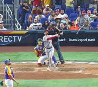 　８回、ターナー（８）が逆転満塁本塁打を放つ（撮影・吉澤敬太）