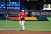 　シートノックで大胆なシフトを敷き、ショートの守備位置でノックを受ける村上