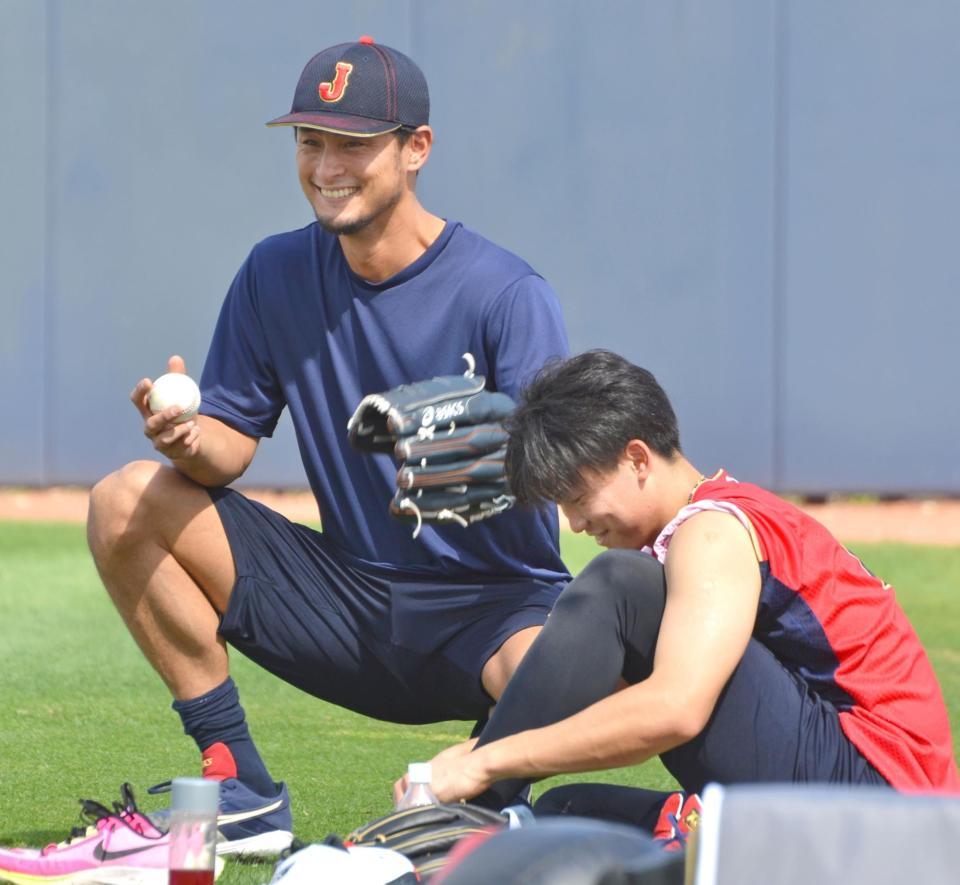 　笑顔を見せるダルビッシュ（左）と湯浅（撮影・田中政行）