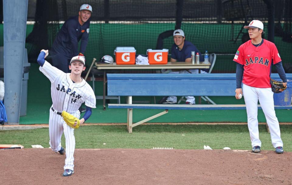 　（奥左から）ヌートバー、大谷が見守る中、ブルペン投球する佐々木朗（左）と山本（撮影・吉澤敬太）