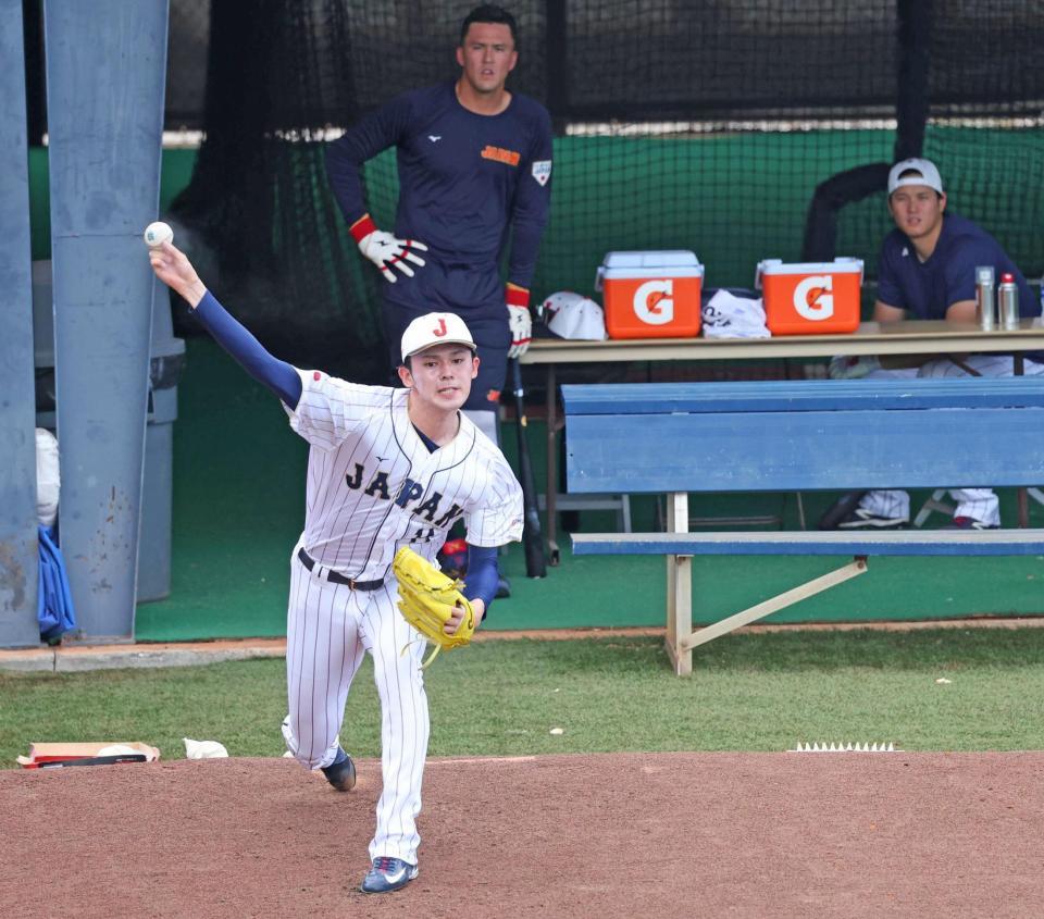 　（右から）大谷、ヌートバーの前で力投する佐々木朗（撮影・吉澤敬太）