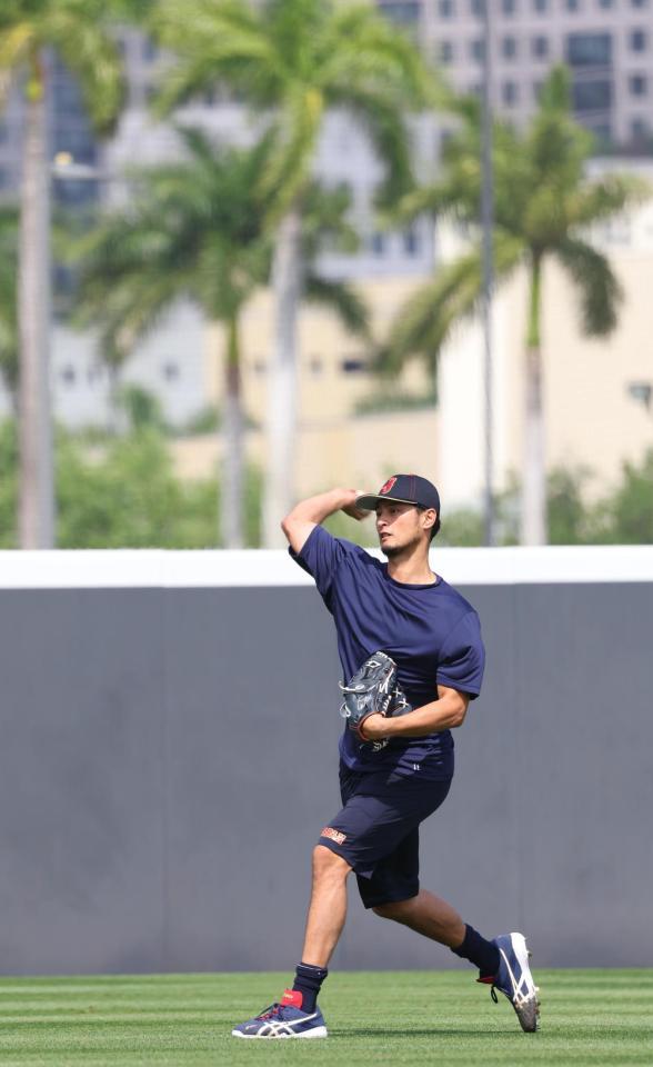 　温かい気候の中、キャッチボールするダルビッシュ（撮影・吉澤敬太）