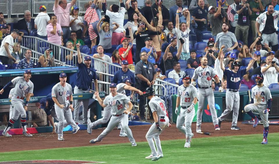 　８回、ターナー（８）が逆転満塁本塁打を放ち、喜ぶアメリカ代表ナイン（撮影・吉澤敬太）