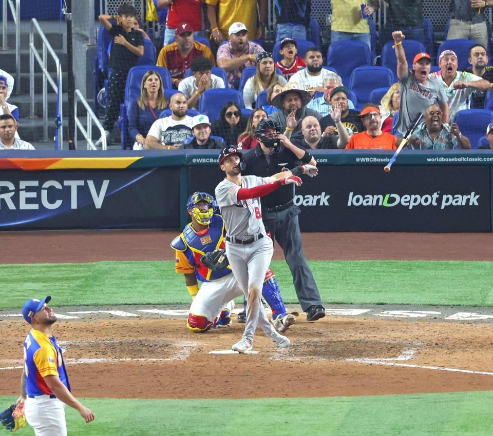 　８回、ターナー（８）が逆転満塁本塁打を放つ（撮影・吉澤敬太）