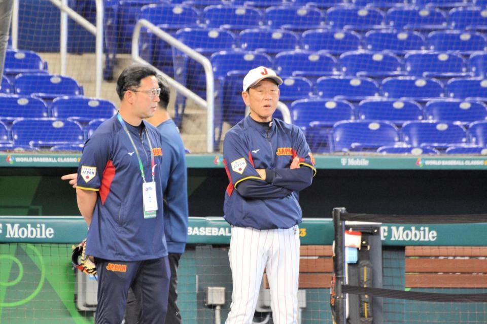 　前日練習が始まり、グラウンドを見つめる栗山監督
